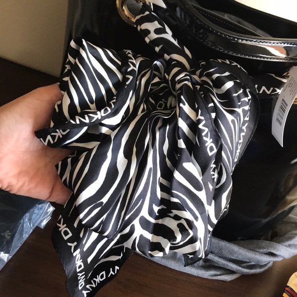 DKNY brand new hobo 💼 - Picture 5 of 8